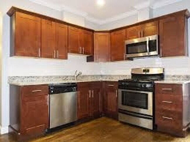 Building Photo - No Brokers Fes, Steps from Orange Line Stop, Eat-in Kitchen, Central Heat/AC, Laundry on a Site