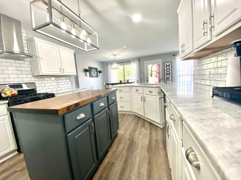 Building Photo - 110 Honeysuckle Ct