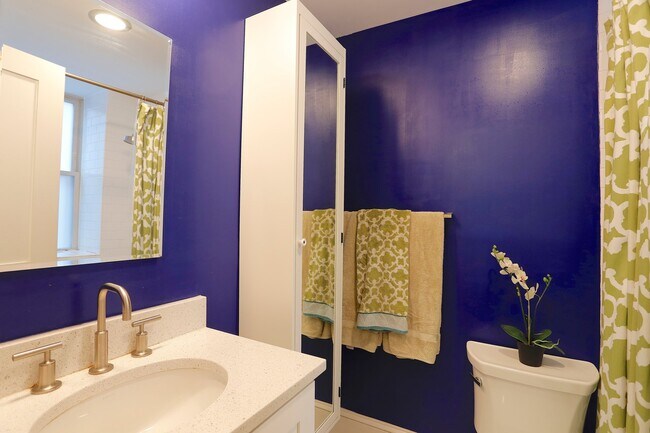 Building Photo - Parking Included! 1 Bedroom 1 Bathroom Cor...