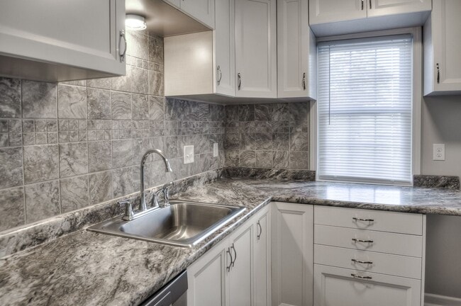 Building Photo - Aksarben Beauty