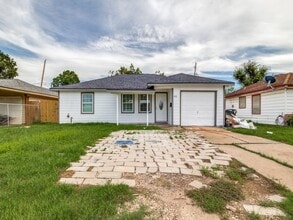 Building Photo - 411 Gober St