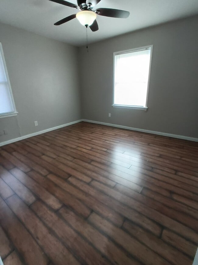 Building Photo - Cute 3 Bed or 2 bed and office