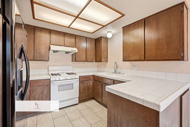 Building Photo - 5934 1/2 Alessandro Ave