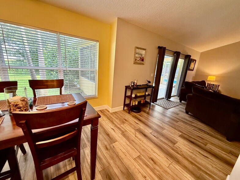 Building Photo - 524 SW Crawfish Dr