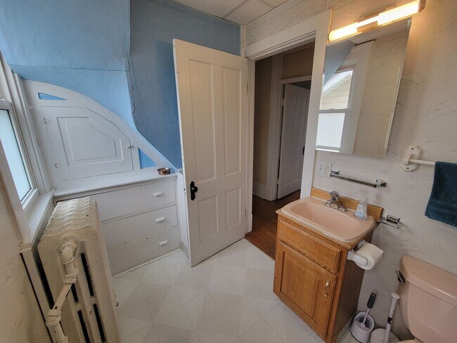 Building Photo - AVAILABLE May 2026 - Wonderful 4 Bedroom House - 2 Car Garage