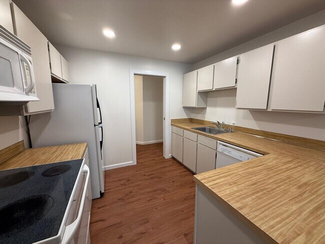 Building Photo - 2 Bed 2 Bathroom in Pinehurst (Plus Amenities!)