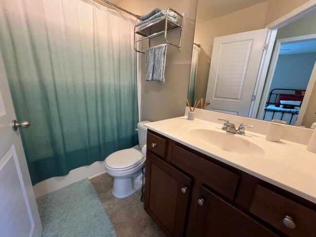 Building Photo - 3 Bedroom 4 Bath Townhouse in Bolton's Lan...
