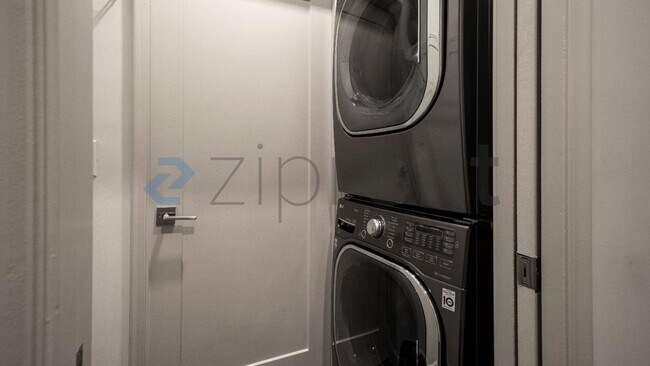 Building Photo - 1346 Calash Ave