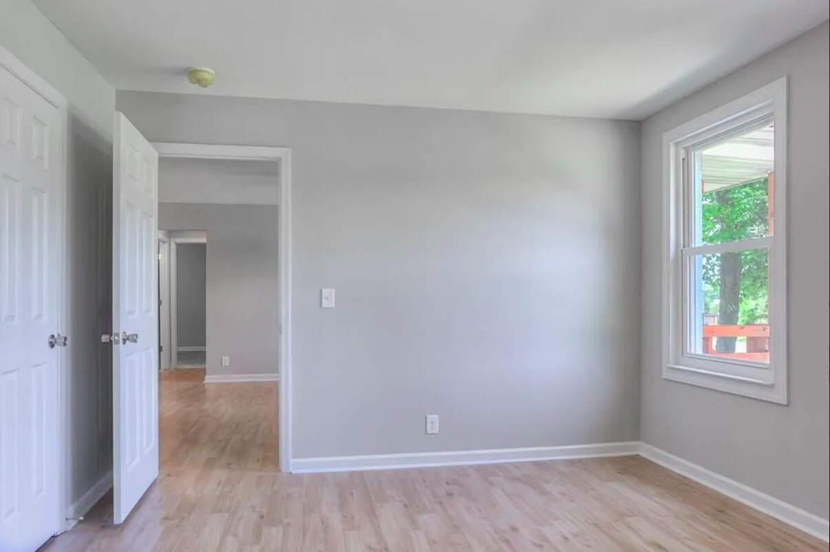 Building Photo - 212 Broadmoor Dr