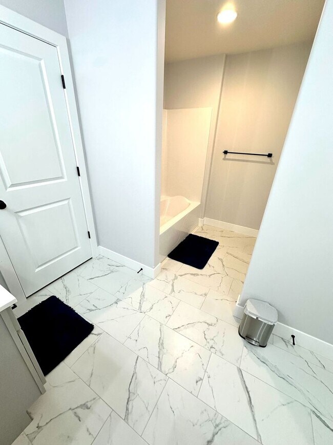 Building Photo - Spacious 5 Bed Home in Bloomington