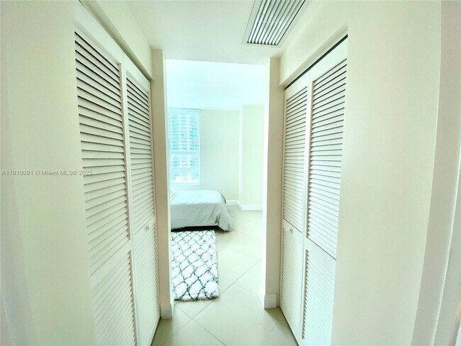 Building Photo - 950 Brickell Bay Dr