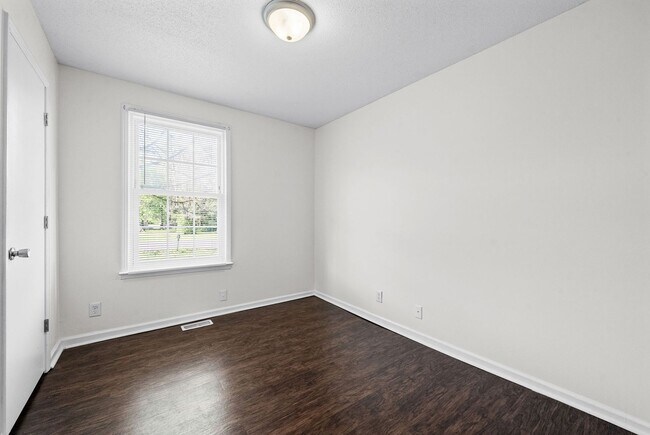 Building Photo - 3 Bedroom Pet Friendly Home For Rent!