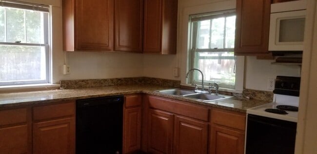 Building Photo - 627 S Sherwood St