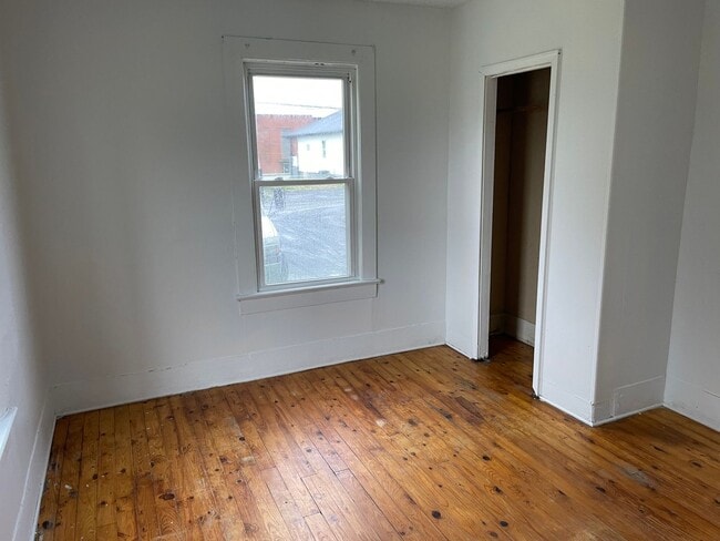 Building Photo - 2 Bedroom 1 Bath Available to Rent for $79...