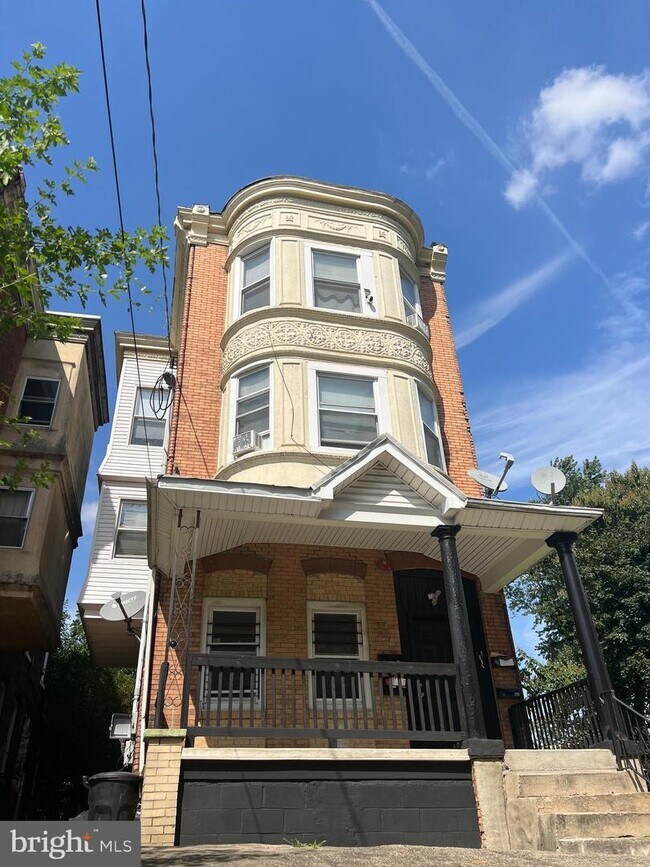 Building Photo - 1711 W Tioga St