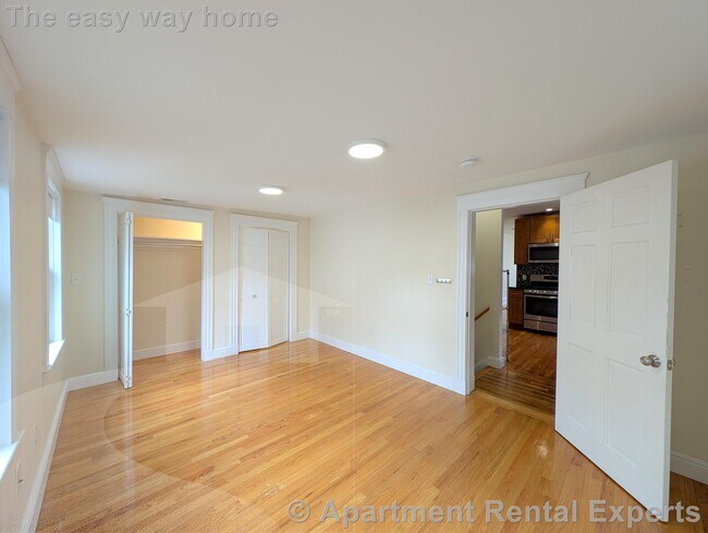 Building Photo - 7-9 Bonner Ave Unit #2