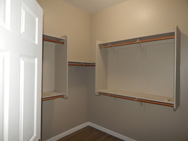 Building Photo - 3 bedrooms over 2200 Square Feet - Single ...