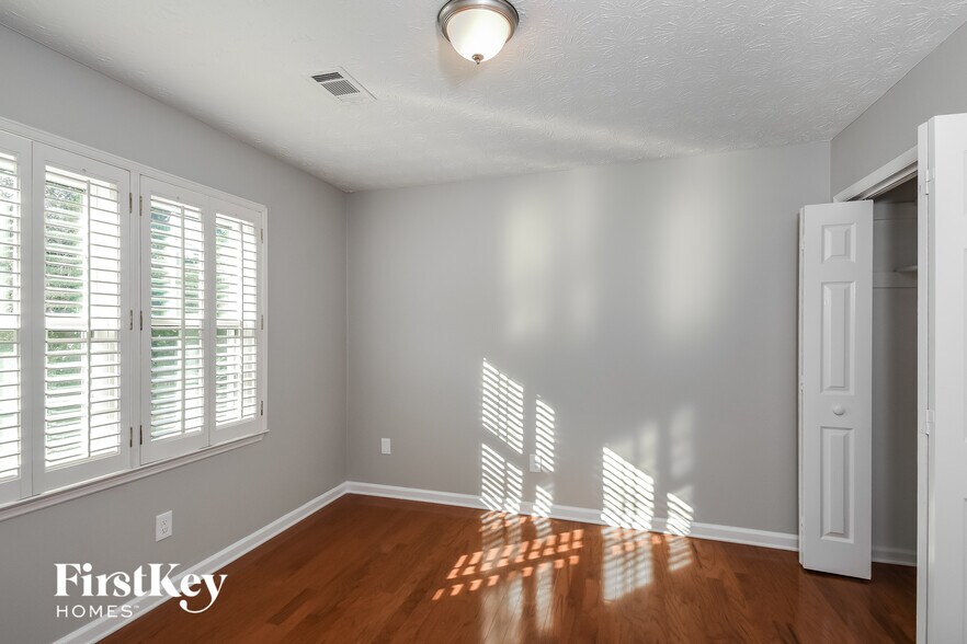 Building Photo - 3601 Robinson Walk Dr