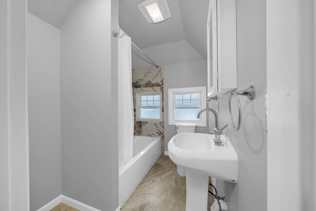 Building Photo - 28 Richardson Ave