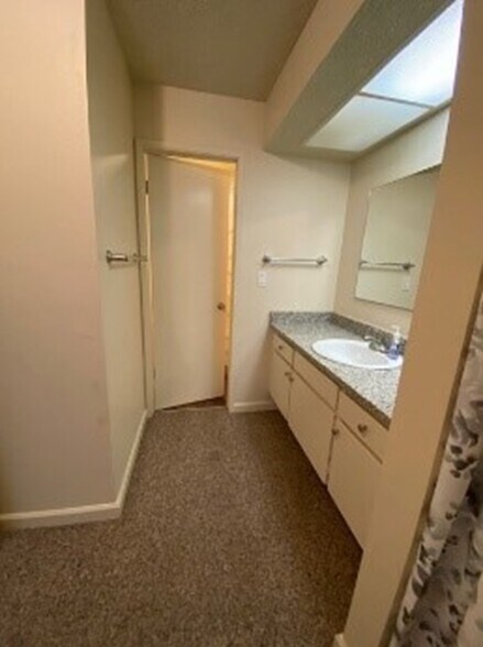 Vanity (Granite Countertop) - 1475 De Rose Way
