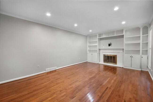 Building Photo - 3405 Hillvale Rd