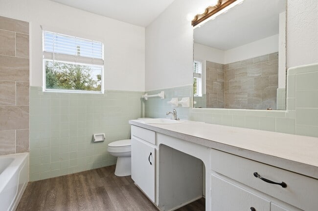 Building Photo - 917 Susan St