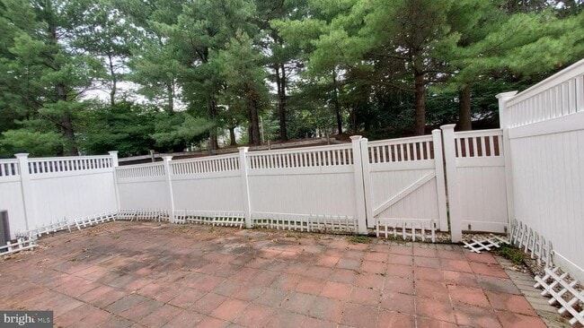 Building Photo - 101 Treymore Ct