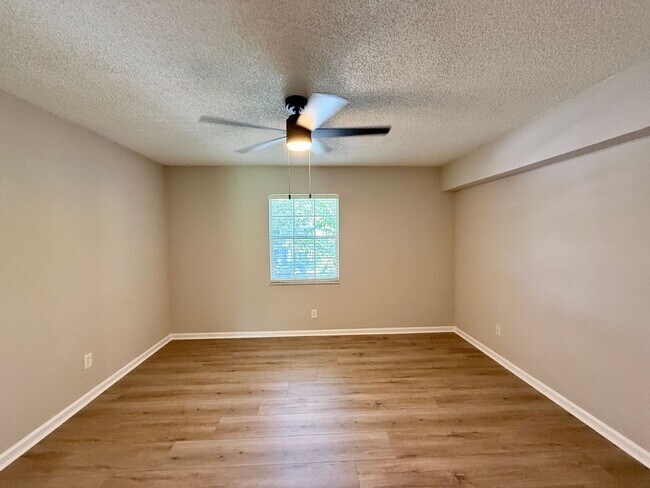 Building Photo - STRATFORD CONVENIENT 1/1 CONDO IN SEMINOLE...