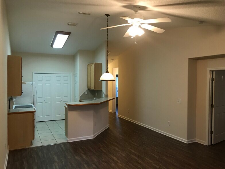 Building Photo - 36 Pony Express Dr