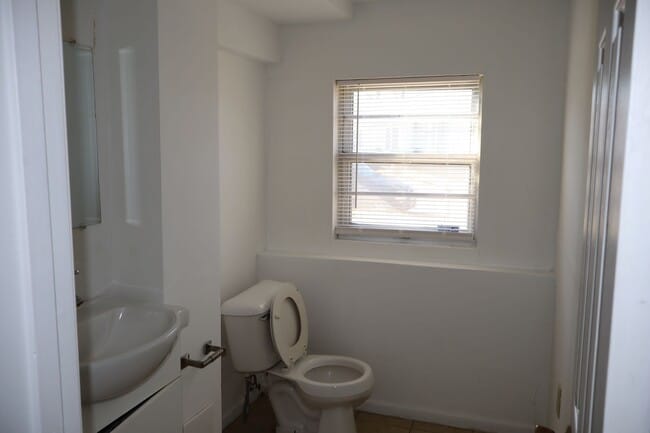 Building Photo - 2306 Tremaine Dr