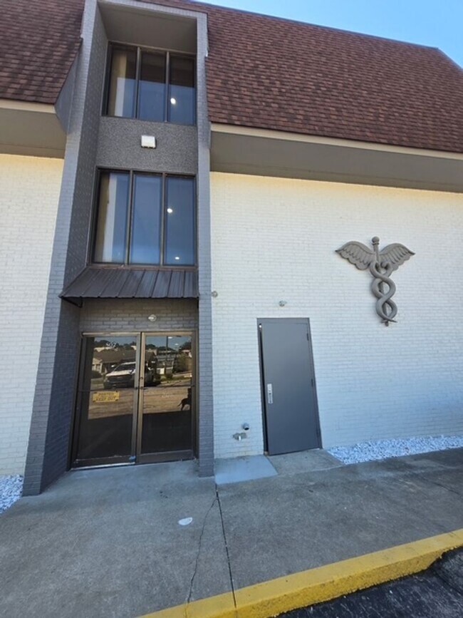 Building Photo - 403 McFarland St
