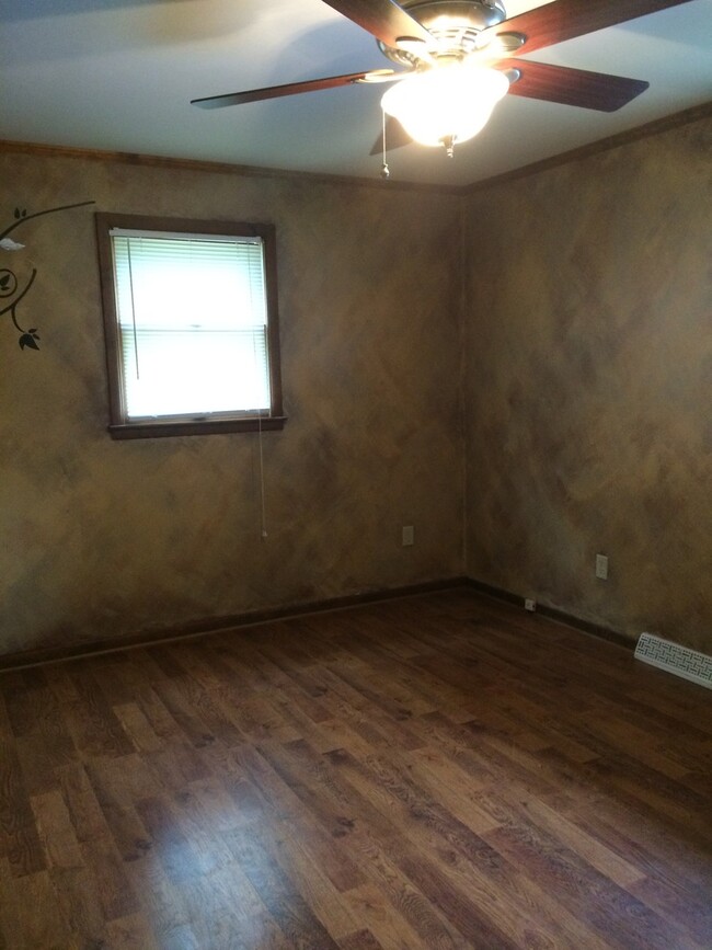 Building Photo - 4 bedroom split entry home 20 mins to Cran...