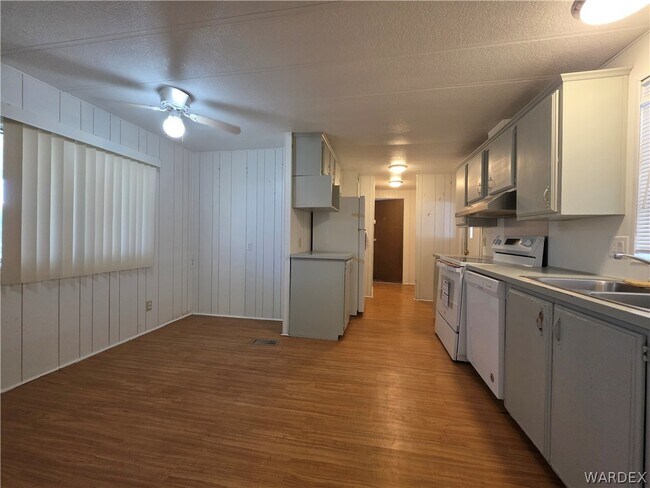 Building Photo - 546 Roadrunner Dr