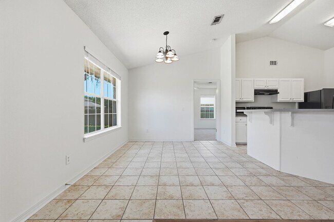 Building Photo - 2030 Hawthorne Dr