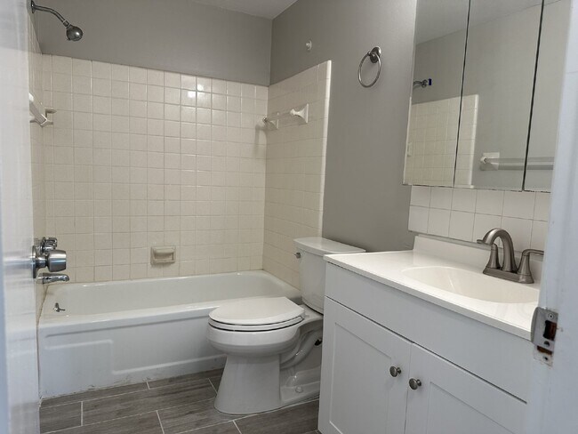Building Photo - Charming Home in the Center of Town