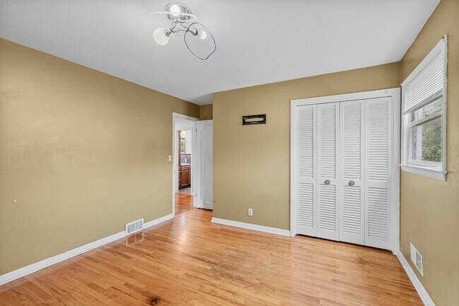 Building Photo - 300 Murray Hill Rd