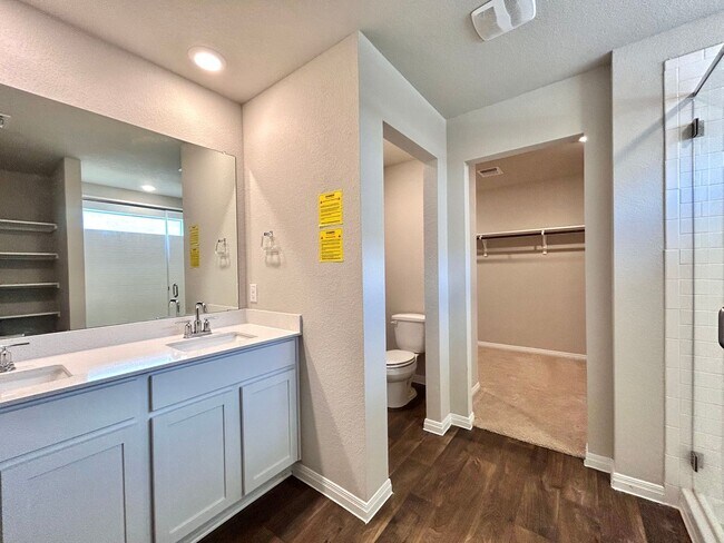 Building Photo - Beautiful 3/BR 2/BA Home with Upgraded Kit...
