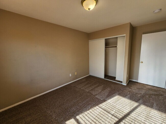 Building Photo - Beautiful former Model Home located near Southern Highlands Golf Club.