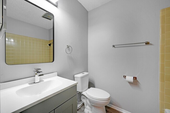 Building Photo - 2105 Darwin Dr