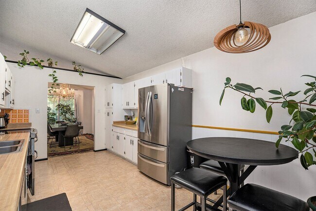 Building Photo - 4 bed/3 bath very spacious, fully furnishe...