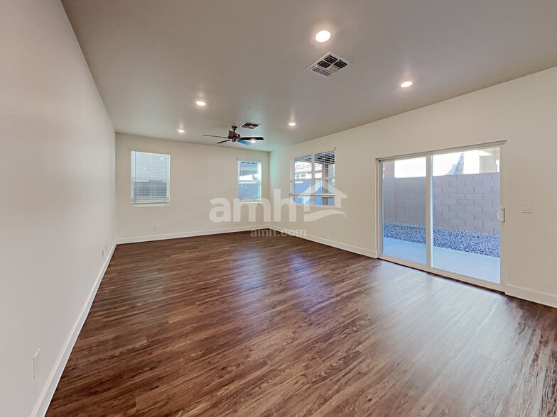 Building Photo - 638 W Harbor Dr