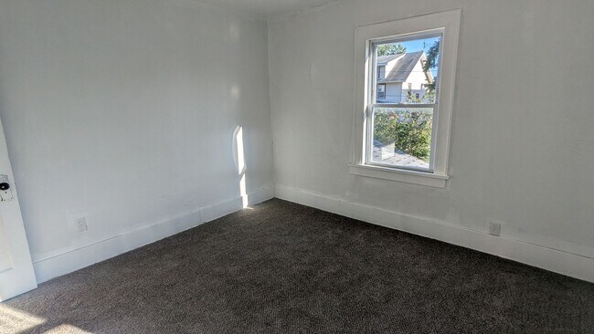 Building Photo - 711 Roselawn Ave