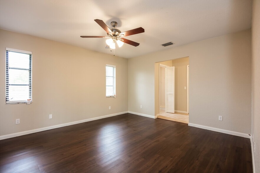 Building Photo - 1320 SE 2nd St