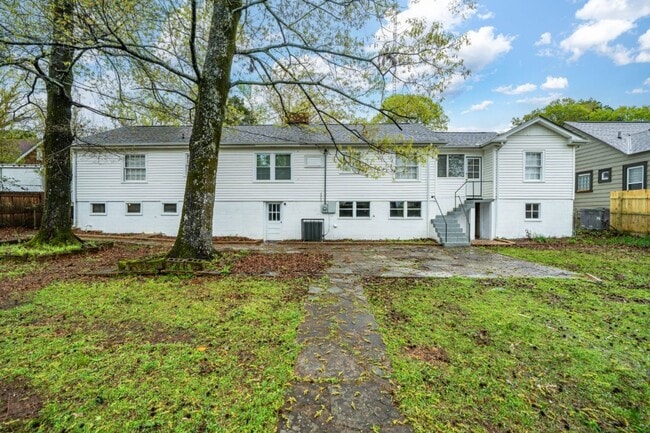 Building Photo - Beautifully Maintained 3/3 Home with Over ...