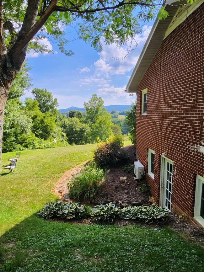 Building Photo - 640 Fairview Heights