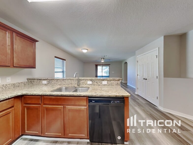 Building Photo - 591 Swallowtail Dr