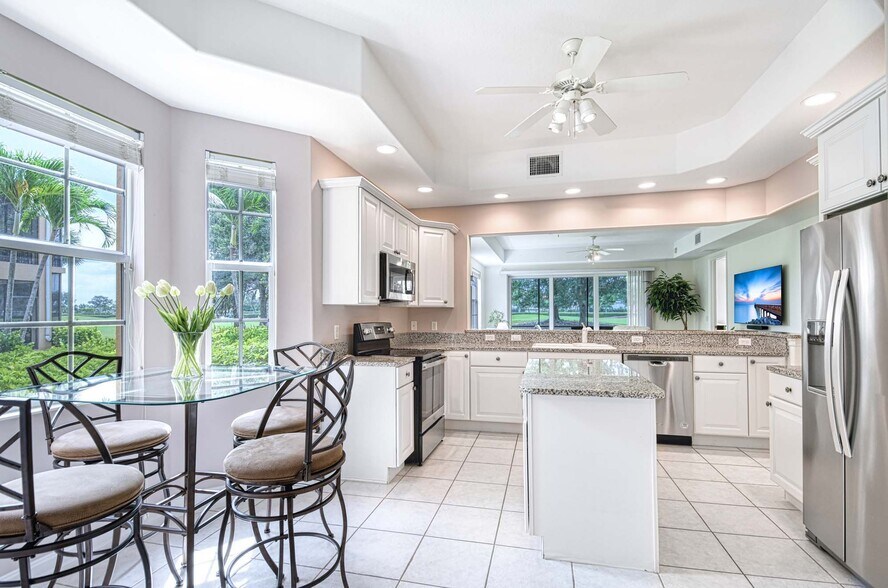 Oversized Kitchen with Breakfast Nook - 8649 Champions Pt