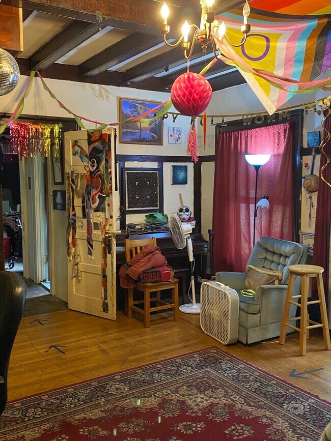 Building Photo - Available 6/1/26 Spacious 2nd/3rd Floor Du...