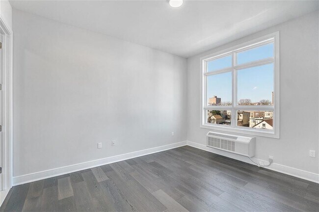 Building Photo - 119 Peter St