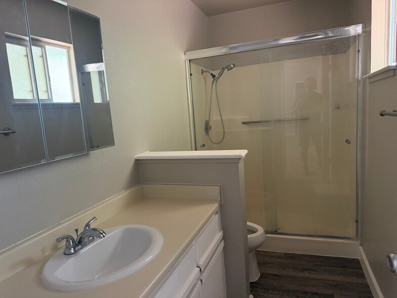 Building Photo - 807 Emperor Dr